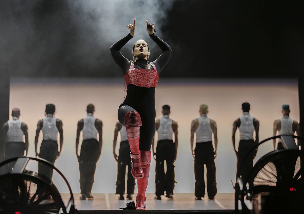 28 De Abril De 2023. DISFRUTAN 160 MIL ASISTENTES CONCIERTO DE ROSALÍA EN EL ZÓCALO CAPITALINO CON SU MOTOMAMI WORLD TOUR

●   El público ovacionó a la cantante catalana al escuchar los primeros acordes de “La noche de anoche”, “Con altura”, “Linda” y “La Fama”, que la han posicionado en las listas de popularidad.

●  El Zócalo se cimbró al ritmo de "Saoko", “Candy", "Bizcochito”, “Despechá”, “LLYLM”, “Hentai” y “Malamente”, que hicieron bailar y cantar a un público, principalmente joven, proveniente de diversas partes de la ciudad y otros estados de la República.  

El Gobierno capitalino, a través de la Secretaría de Cultura de la Ciudad de México informa que la cantante catalana Rosalía despidió su Motomami World Tour del continente americano con una presentación gratuita en el Zócalo capitalino, la cual reunió este viernes a 160 mil asistentes, según la Secretaría de Gobierno de la Ciudad de México.

Fotografia: Alejandro Medina Guzman/Secretaria De Cultura Cdmx