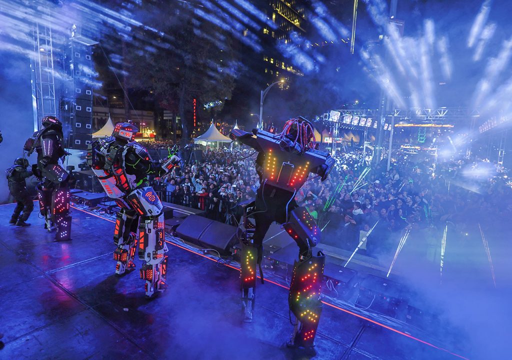 01 De Enero De 2025. Celebran Más De 200 Mil Personas El  Año Nuevo Con Polymarchs En Paseo De La Reforma

El Gobierno de la Ciudad de México, que encabeza Clara Brugada, informa que el Concierto de Polymarchs: Fiesta de Fin de Año 2024 congregó a más de 200 mil personas en Avenida Paseo de la Reforma, quienes disfrutaron de un espectáculo de luces, música y baile a cargo de esta agrupación de DJs que convirtió las calles desde el Ángel de la Independencia a la Glorieta del Ahuehuete en la discoteca móvil más grande del mundo.

Victor Estrella y John Barrera deleitaron al público con éxitos del género disco y high energy, como Your Love, Born to be Alive, Funky Town, mientras que la jefa de Gobierno, Clara Brugada Molina, subió al escenario para encabezar la tradicional cuenta regresiva
 
● Para dar paso al espectáculo principal de la noche, estuvieron presentes los shows sorpresa de Sonido La Conga, originario del Peñón de los Baños, y la DJ Sintonik

Fotografia: Alejandro Medina Guzman/Secretaria De Cultura Cdmx